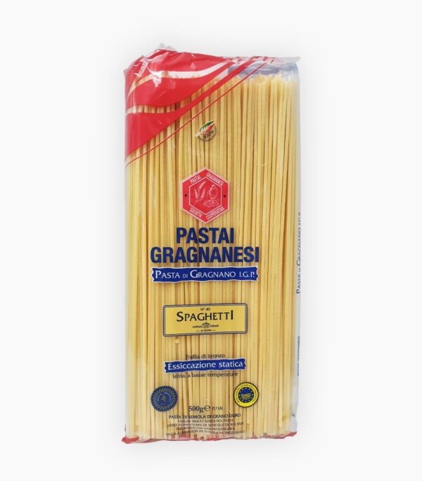 Spaghetti al bronzo Das Städtchen Gragnano südlich von Neapel gilt als eine der »Pasta-Wiegen« Italiens. Seine einzigartige Lage im Mulini-Tal ist dafür allerdings prädestiniert: Ständig weht hier eine leichte warme, feuchte Brise vom Meer her und das Tal wirkt wie eine Düse, ideale Voraussetzung zum Trocknen der Pasta auf offener Strasse, wie es früher, bevor man die industriellen Trockenkammern kannte, tatsächlich gemacht wurde. Von den 70 Pastaherstellern im 19. Jahrhundert, gibt es heute noch elf aber nur noch 