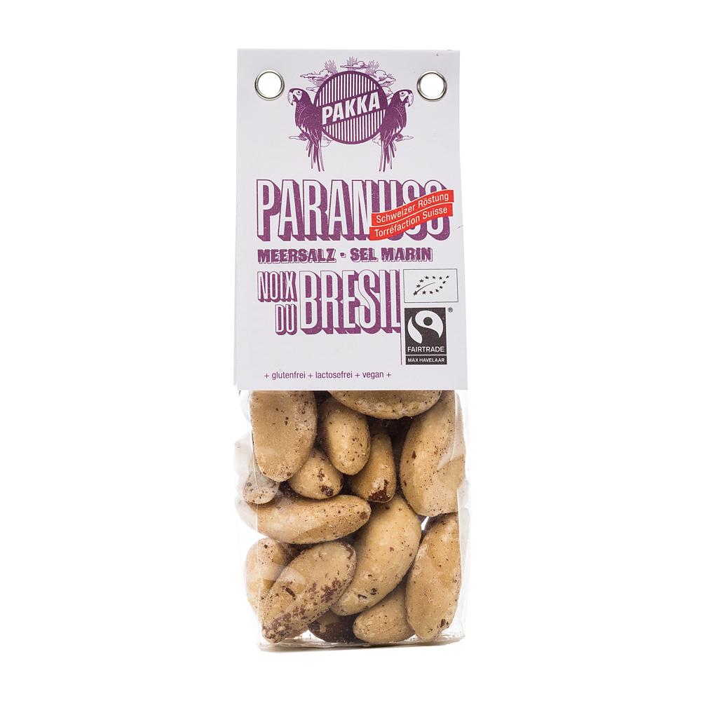 Paranüsse mit Meersalz, bio & fair, 100g Ces noix du Brésil biologiques et équitables proviennent des basses terres de la région amazonienne. Ils poussent à l?état sauvage et jouent un rôle important dans l?écosystème en tant que source de nourriture pour des animaux comme les aras. Pendant la récolte, les ramasseurs marchent pendant des jours et des jours pour ramasser les noix mûres dans les arbres. Pour un goût incomparable, les noix du Brésil sont torréfiées délicatement sans huile, puis légèrement salées.+ biologiques & équitables
