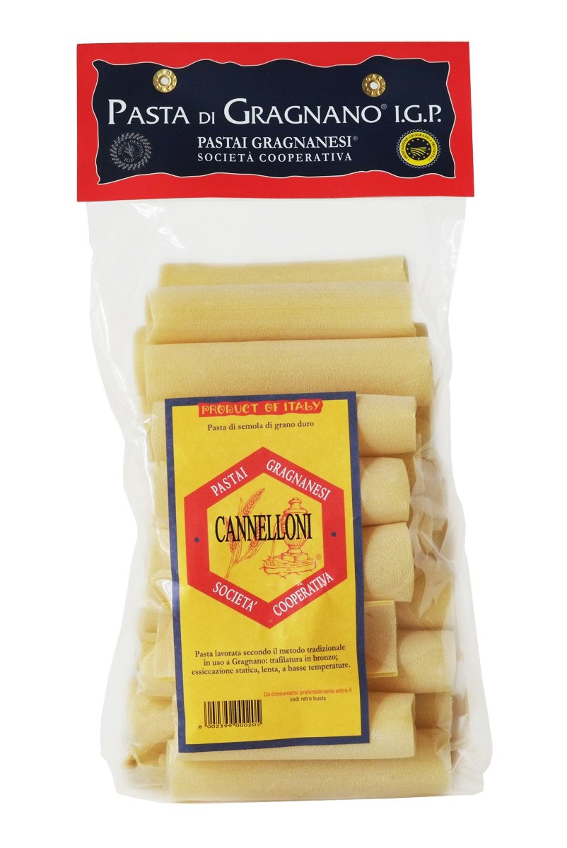 Cannelloni Das Städtchen Gragnano südlich von Neapel gilt als eine der »Pasta-Wiegen« Italiens. Seine einzigartige Lage im Mulini-Tal ist dafür allerdings prädestiniert: Ständig weht hier eine leichte warme, feuchte Brise vom Meer her und das Tal wirkt wie eine Düse, ideale Voraussetzung zum Trocknen der Pasta auf offener Strasse, wie es früher, bevor man die industriellen Trockenkammern kannte, tatsächlich gemacht wurde. Von den 70 Pastaherstellern im 19. Jahrhundert, gibt es heute noch elf aber nur noch 