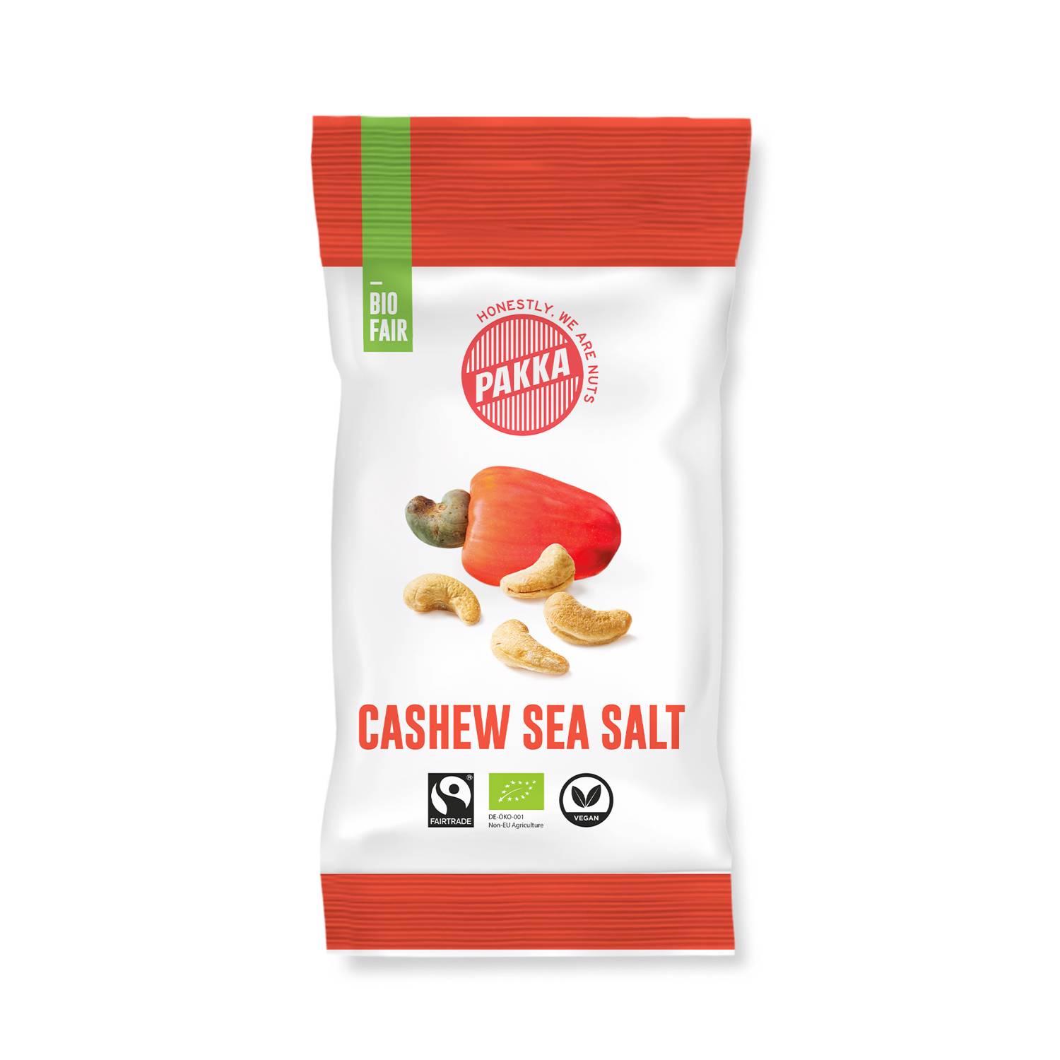 Cashew geröstet mit Meersalz, Bio & Fair, 30g Les noix de cajou poussent au Burkina Faso, sont issues de petites coopératives et sont certifiées à la fois biologiques et équitables. Tant que les noix ne sont pas dans l?emballage, beaucoup de travail est effectué, littéralement à la main: Toutes nos noix de cajou sont récoltées, pelées et triées à la main. Pour leur goût incomparable, ils sont grillés délicatement sans huile, puis légèrement salés. Sans lactose, sans gluten et végétalien.