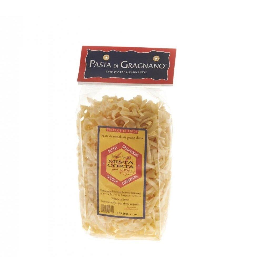 Pasta mista corta Das Städtchen Gragnano südlich von Neapel gilt als eine der »Pasta-Wiegen« Italiens. Seine einzigartige Lage im Mulini-Tal ist dafür allerdings prädestiniert: Ständig weht hier eine leichte warme, feuchte Brise vom Meer her und das Tal wirkt wie eine Düse, ideale Voraussetzung zum Trocknen der Pasta auf offener Strasse, wie es früher, bevor man die industriellen Trockenkammern kannte, tatsächlich gemacht wurde. Von den 70 Pastaherstellern im 19. Jahrhundert, gibt es heute noch elf aber nur noch 