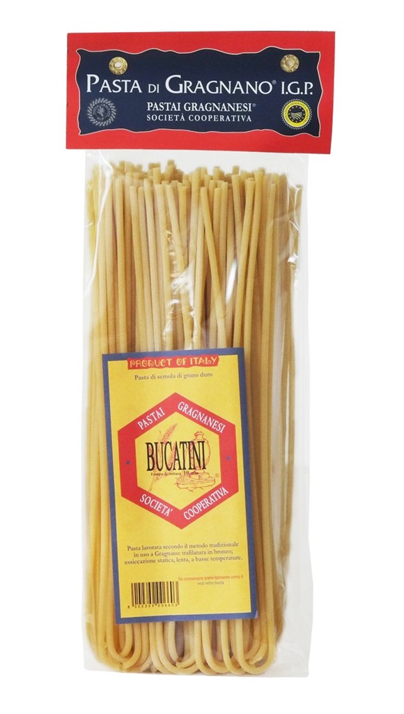 Bucatini Das Städtchen Gragnano südlich von Neapel gilt als eine der »Pasta-Wiegen« Italiens. Seine einzigartige Lage im Mulini-Tal ist dafür allerdings prädestiniert: Ständig weht hier eine leichte warme, feuchte Brise vom Meer her und das Tal wirkt wie eine Düse, ideale Voraussetzung zum Trocknen der Pasta auf offener Strasse, wie es früher, bevor man die industriellen Trockenkammern kannte, tatsächlich gemacht wurde. Von den 70 Pastaherstellern im 19. Jahrhundert, gibt es heute noch elf aber nur noch 