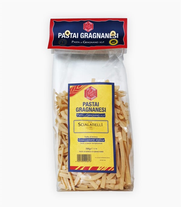 Scialatielli La cittadina di Gragnano, a sud di Napoli, è considerata una delle "culle della pasta" in Italia. La sua posizione unica nella Valle dei Mulini è particolarmente adatta a questo ruolo: qui soffia costantemente una leggera brezza calda e umida dal mare, e la valle funge da condotto, offrendo condizioni ideali per l’essiccazione della pasta all’aperto, come si faceva un tempo, prima che si conoscessero le camere di essiccazione industriali. Dei 70 pastifici presenti nel XIX secolo, oggi ne rimango