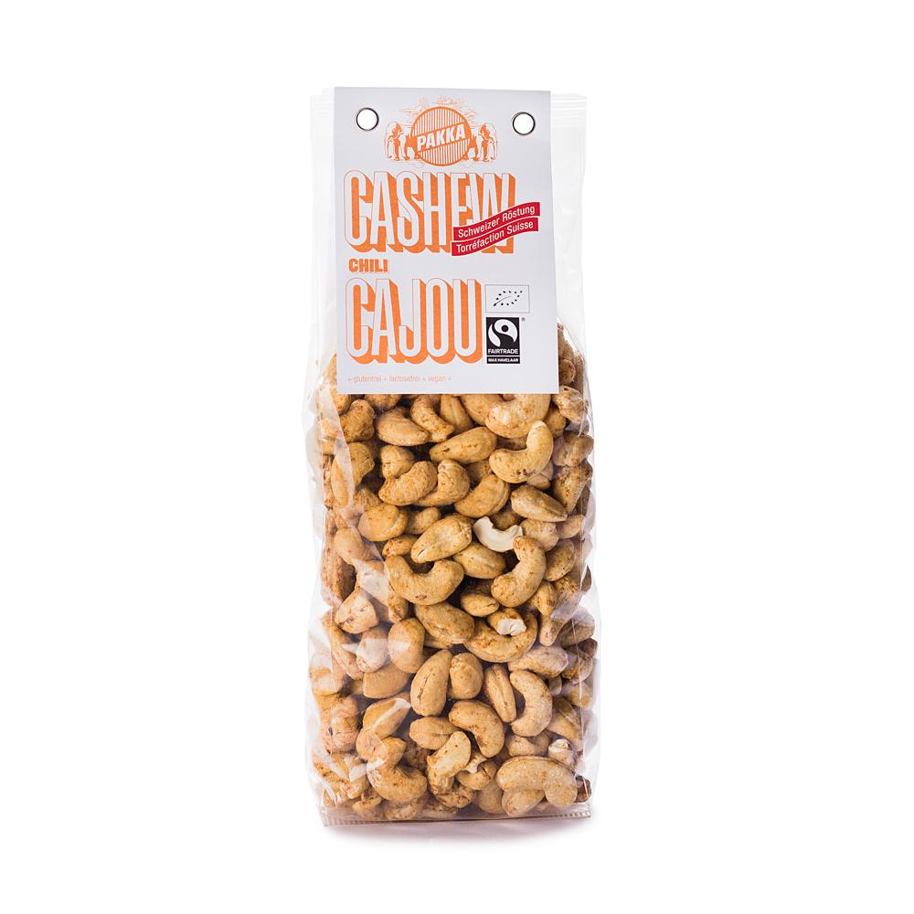 Cashew geröstet mit Chili, bio & fair, 450g Le chili vient d'Ouzbékistan et est l'une des variétés de piment les plus aiguisées et les plus fruitées. De sa rencontre avec nos noix de cajou naît un mélange exotique plein de tempérament. De l'arbre à vos papilles: les noix de cajou Pakka sont cueillies, séchées, pelées, triées, grillées et emballées selon un processus entièrement manuel.+ biologiques & équitables+ sans gluten+ sans lactose+ vegan