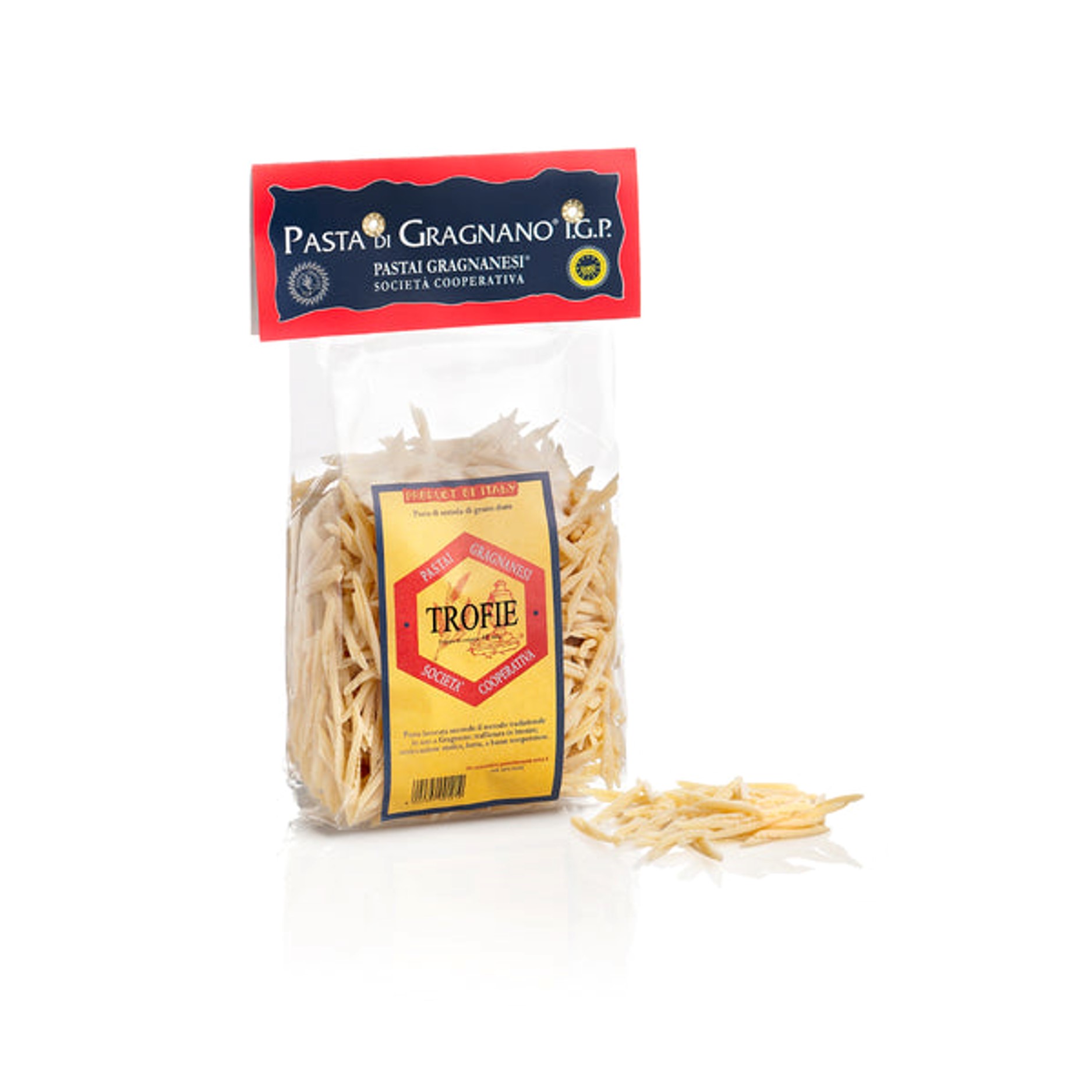 Trofie Das Städtchen Gragnano südlich von Neapel gilt als eine der »Pasta-Wiegen« Italiens. Seine einzigartige Lage im Mulini-Tal ist dafür allerdings prädestiniert: Ständig weht hier eine leichte warme, feuchte Brise vom Meer her und das Tal wirkt wie eine Düse, ideale Voraussetzung zum Trocknen der Pasta auf offener Strasse, wie es früher, bevor man die industriellen Trockenkammern kannte, tatsächlich gemacht wurde. Von den 70 Pastaherstellern im 19. Jahrhundert, gibt es heute noch elf aber nur noch 