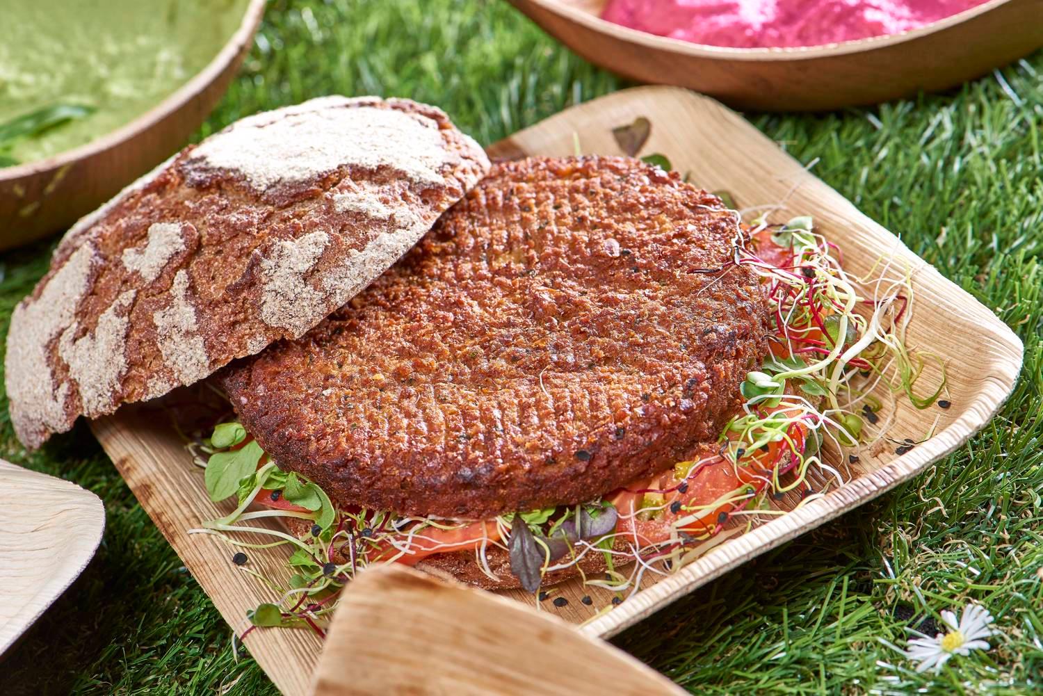Burger vegetables 100g (Ø 10.5 cm), 60 x 100g Burger végétalien et sans gluten à base de pois chiches et de légumes suisses frais. Sans allergènes, agents aromatisants et colorants - pré-frits - surgelé