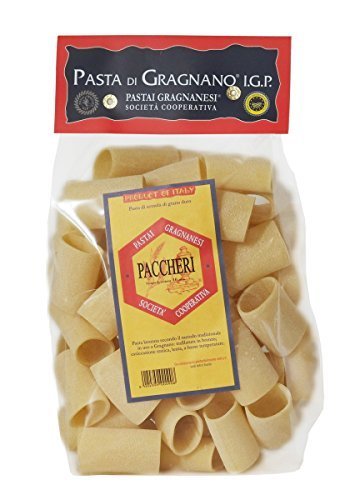 Paccheri Das Städtchen Gragnano südlich von Neapel gilt als eine der »Pasta-Wiegen« Italiens. Seine einzigartige Lage im Mulini-Tal ist dafür allerdings prädestiniert: Ständig weht hier eine leichte warme, feuchte Brise vom Meer her und das Tal wirkt wie eine Düse, ideale Voraussetzung zum Trocknen der Pasta auf offener Strasse, wie es früher, bevor man die industriellen Trockenkammern kannte, tatsächlich gemacht wurde. Von den 70 Pastaherstellern im 19. Jahrhundert, gibt es heute noch elf aber nur noch 