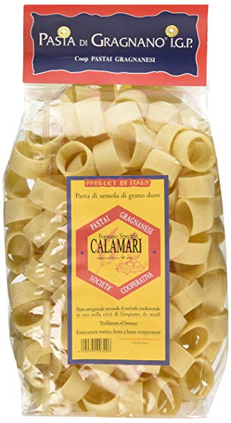Calamari Das Städtchen Gragnano südlich von Neapel gilt als eine der »Pasta-Wiegen« Italiens. Seine einzigartige Lage im Mulini-Tal ist dafür allerdings prädestiniert: Ständig weht hier eine leichte warme, feuchte Brise vom Meer her und das Tal wirkt wie eine Düse, ideale Voraussetzung zum Trocknen der Pasta auf offener Strasse, wie es früher, bevor man die industriellen Trockenkammern kannte, tatsächlich gemacht wurde. Von den 70 Pastaherstellern im 19. Jahrhundert, gibt es heute noch elf aber nur noch 