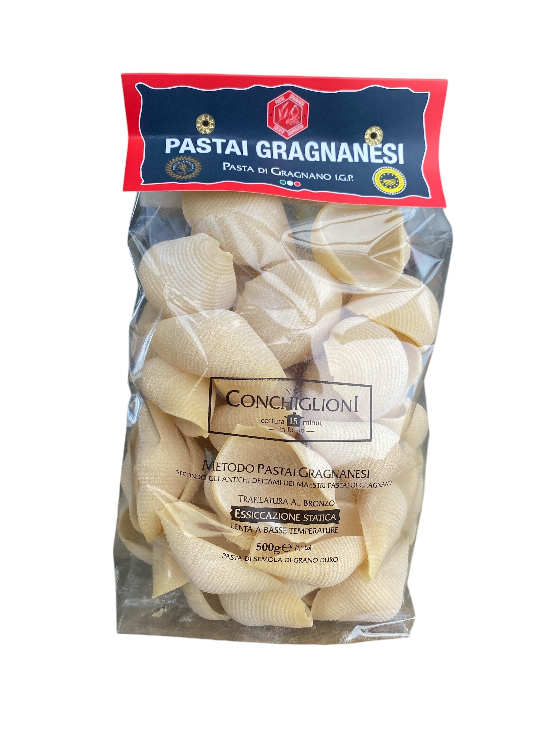 Conchiglioni Das Städtchen Gragnano südlich von Neapel gilt als eine der »Pasta-Wiegen« Italiens. Seine einzigartige Lage im Mulini-Tal ist dafür allerdings prädestiniert: Ständig weht hier eine leichte warme, feuchte Brise vom Meer her und das Tal wirkt wie eine Düse, ideale Voraussetzung zum Trocknen der Pasta auf offener Strasse, wie es früher, bevor man die industriellen Trockenkammern kannte, tatsächlich gemacht wurde. Von den 70 Pastaherstellern im 19. Jahrhundert, gibt es heute noch elf aber nur noch 