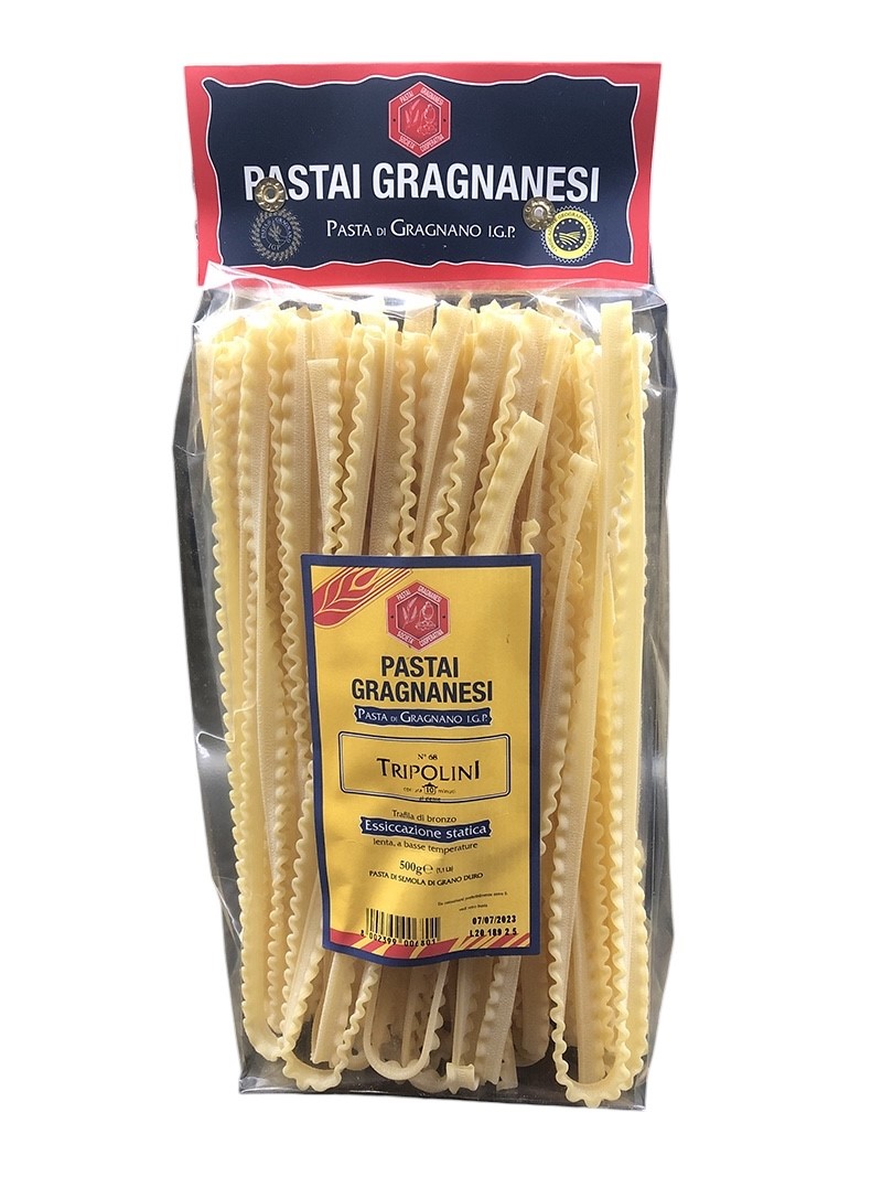 Tripolini Das Städtchen Gragnano südlich von Neapel gilt als eine der »Pasta-Wiegen« Italiens. Seine einzigartige Lage im Mulini-Tal ist dafür allerdings prädestiniert: Ständig weht hier eine leichte warme, feuchte Brise vom Meer her und das Tal wirkt wie eine Düse, ideale Voraussetzung zum Trocknen der Pasta auf offener Strasse, wie es früher, bevor man die industriellen Trockenkammern kannte, tatsächlich gemacht wurde. Von den 70 Pastaherstellern im 19. Jahrhundert, gibt es heute noch elf aber nur noch 