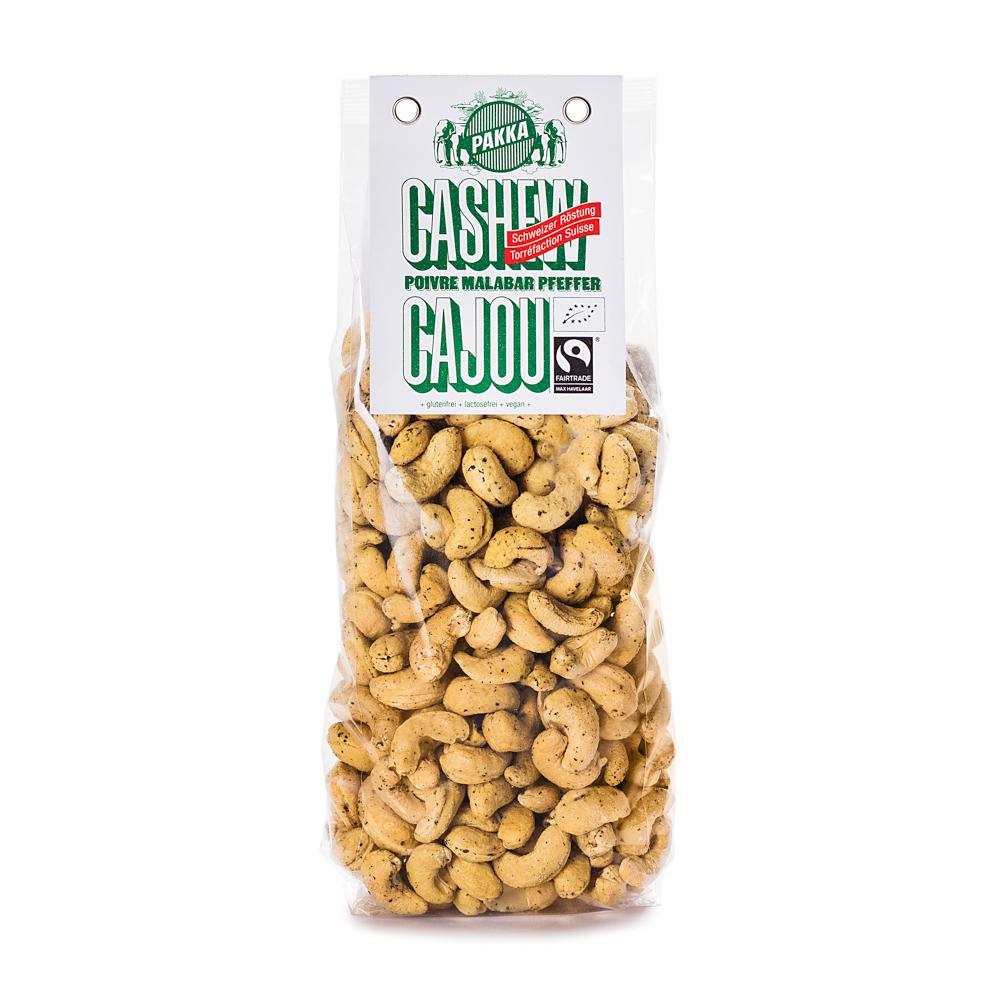 Cashew geröstet mit Malabar Pfeffer, bio & fair, 450g Le poivre pousse, tout comme les noix, dans la région du Malabar, appelée aussi le pays du poivre. Récolté à la main, il possède un arôme puissant et donne aux noix de cajou une saveur légèrement piquante et épicée. De l?arbre à vos papilles: les noix de cajou Pakka sont cueillies, séchées, pelées, triées, grillées et emballées selon un processus entièrement manuel.+ biologiques & équitables+ sans gluten+ sans lactose+ vegan