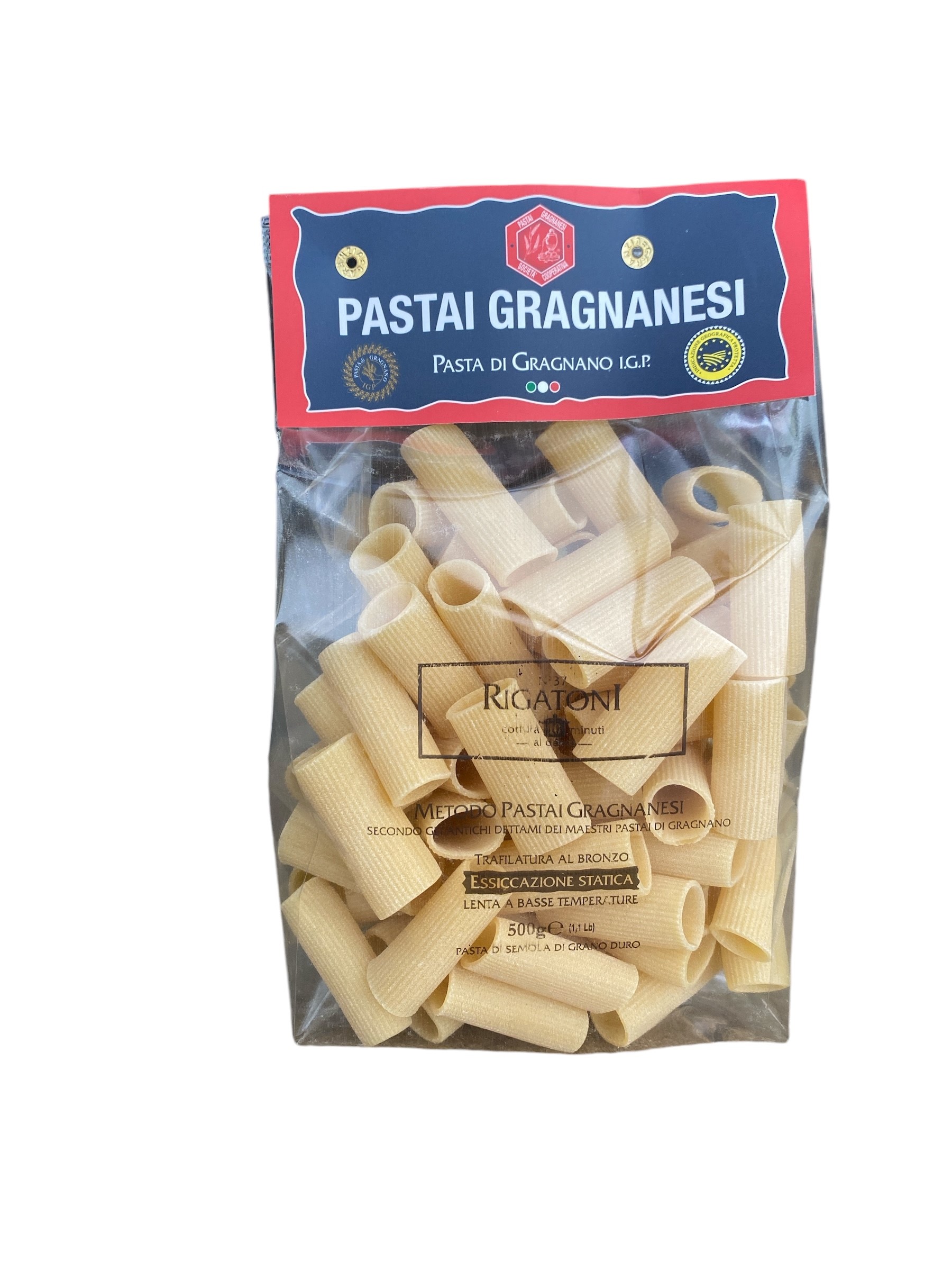 Rigatoni Das Städtchen Gragnano südlich von Neapel gilt als eine der »Pasta-Wiegen« Italiens. Seine einzigartige Lage im Mulini-Tal ist dafür allerdings prädestiniert: Ständig weht hier eine leichte warme, feuchte Brise vom Meer her und das Tal wirkt wie eine Düse, ideale Voraussetzung zum Trocknen der Pasta auf offener Strasse, wie es früher, bevor man die industriellen Trockenkammern kannte, tatsächlich gemacht wurde. Von den 70 Pastaherstellern im 19. Jahrhundert, gibt es heute noch elf aber nur noch 