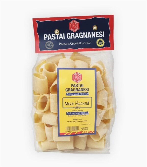 Mezzi Paccheri Das Städtchen Gragnano südlich von Neapel gilt als eine der »Pasta-Wiegen« Italiens. Seine einzigartige Lage im Mulini-Tal ist dafür allerdings prädestiniert: Ständig weht hier eine leichte warme, feuchte Brise vom Meer her und das Tal wirkt wie eine Düse, ideale Voraussetzung zum Trocknen der Pasta auf offener Strasse, wie es früher, bevor man die industriellen Trockenkammern kannte, tatsächlich gemacht wurde. Von den 70 Pastaherstellern im 19. Jahrhundert, gibt es heute noch elf aber nur noch 