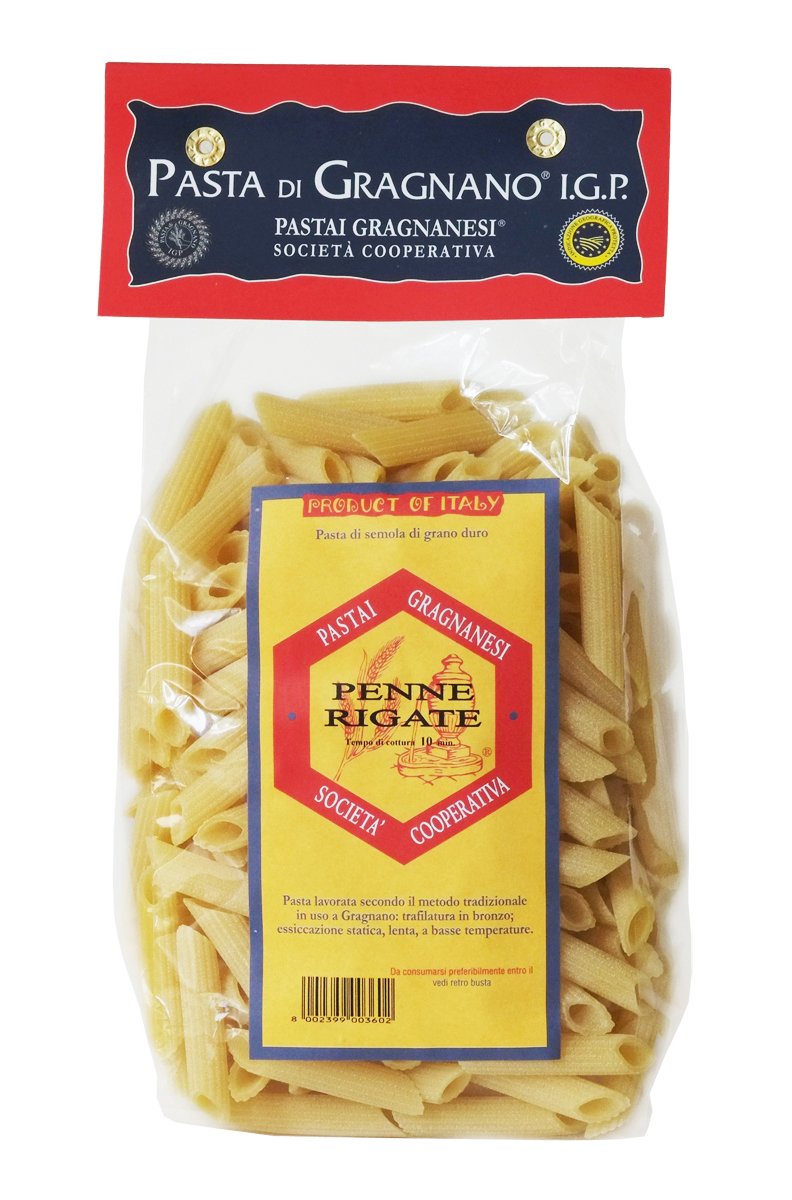 Penne rigate Das Städtchen Gragnano südlich von Neapel gilt als eine der »Pasta-Wiegen« Italiens. Seine einzigartige Lage im Mulini-Tal ist dafür allerdings prädestiniert: Ständig weht hier eine leichte warme, feuchte Brise vom Meer her und das Tal wirkt wie eine Düse, ideale Voraussetzung zum Trocknen der Pasta auf offener Strasse, wie es früher, bevor man die industriellen Trockenkammern kannte, tatsächlich gemacht wurde. Von den 70 Pastaherstellern im 19. Jahrhundert, gibt es heute noch elf aber nur noch 