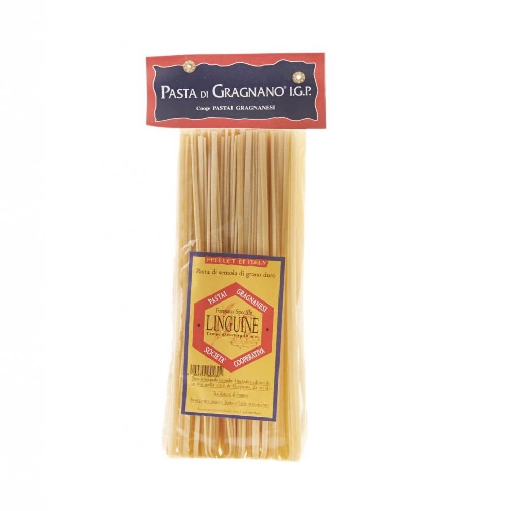 Linguine Das Städtchen Gragnano südlich von Neapel gilt als eine der »Pasta-Wiegen« Italiens. Seine einzigartige Lage im Mulini-Tal ist dafür allerdings prädestiniert: Ständig weht hier eine leichte warme, feuchte Brise vom Meer her und das Tal wirkt wie eine Düse, ideale Voraussetzung zum Trocknen der Pasta auf offener Strasse, wie es früher, bevor man die industriellen Trockenkammern kannte, tatsächlich gemacht wurde. Von den 70 Pastaherstellern im 19. Jahrhundert, gibt es heute noch elf aber nur noch 