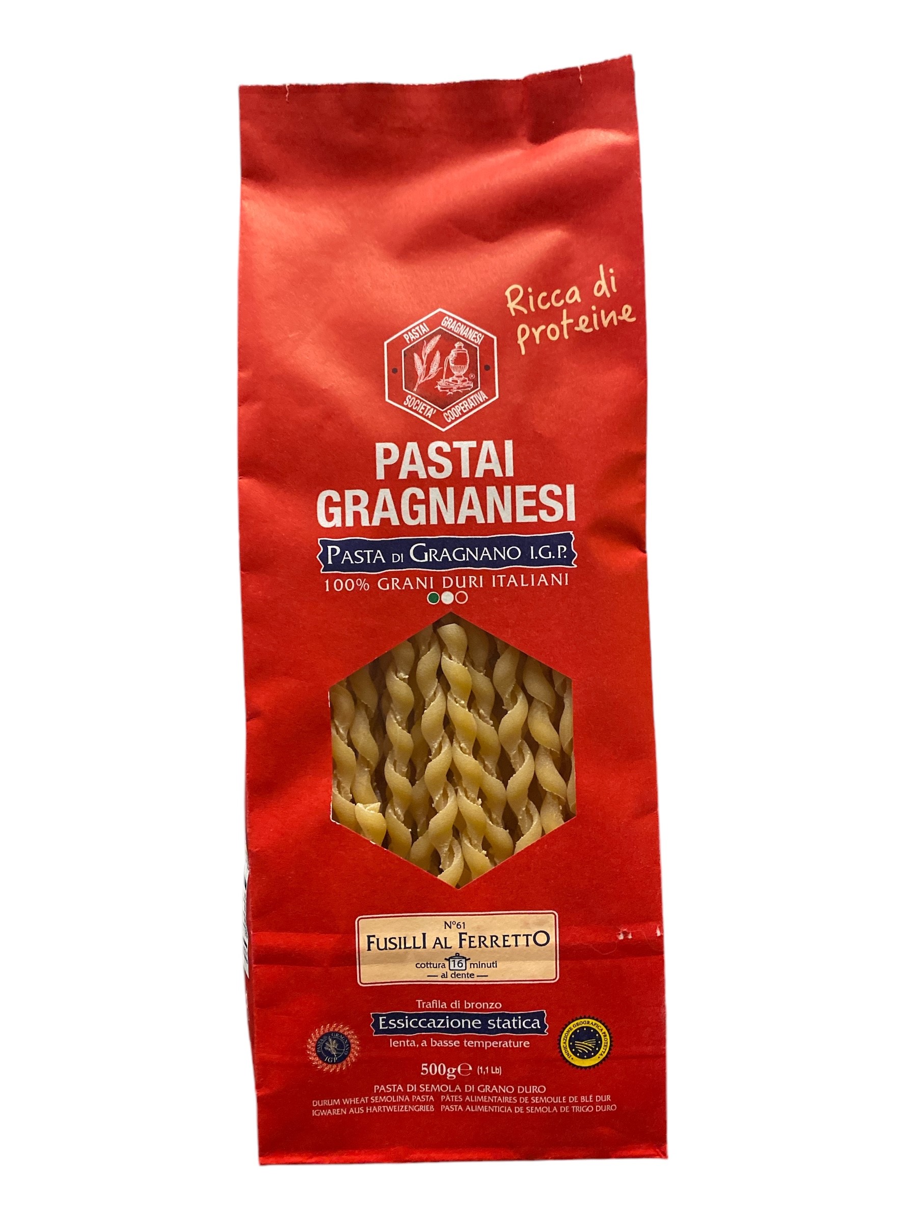 Fusilli al ferretto Das Städtchen Gragnano südlich von Neapel gilt als eine der »Pasta-Wiegen« Italiens. Seine einzigartige Lage im Mulini-Tal ist dafür allerdings prädestiniert: Ständig weht hier eine leichte warme, feuchte Brise vom Meer her und das Tal wirkt wie eine Düse, ideale Voraussetzung zum Trocknen der Pasta auf offener Strasse, wie es früher, bevor man die industriellen Trockenkammern kannte, tatsächlich gemacht wurde. Von den 70 Pastaherstellern im 19. Jahrhundert, gibt es heute noch elf aber nur noch 
